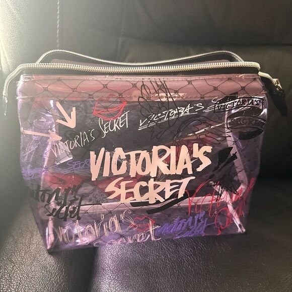 Victoria's Secret Medium Makeup
Bag - Stylish & Practical - Picture 3 of 15